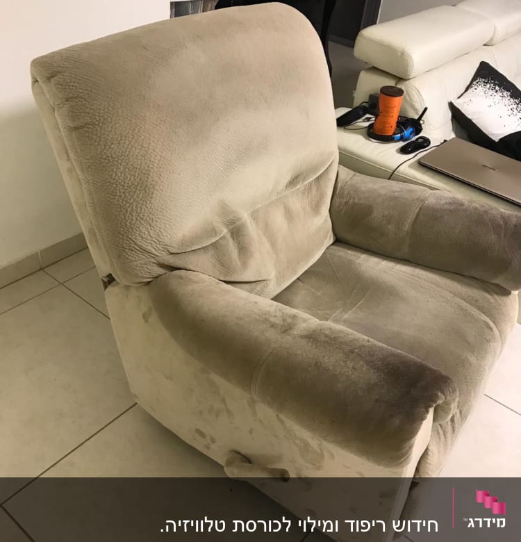 כורסה מרופדת בצבע בז